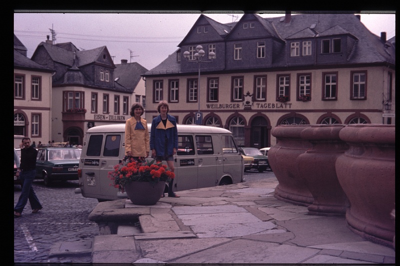 28.Weilburg jul 1975 Brigitte,Marion.JPG